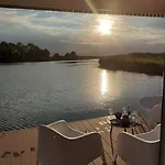Houseboat 