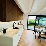 Houseboat 
