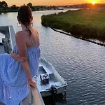 Houseboat 