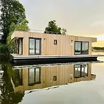 Houseboat 