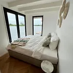Houseboat 