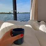 Houseboat 