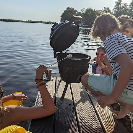 Houseboat 