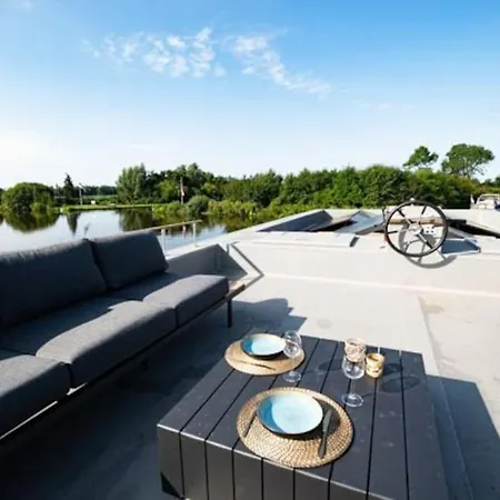 Houseboat 
