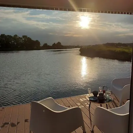Houseboat 