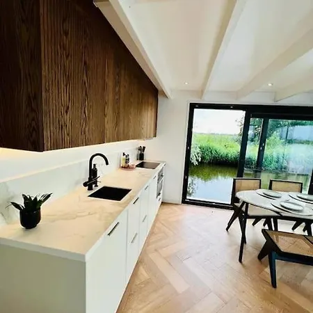 Houseboat 