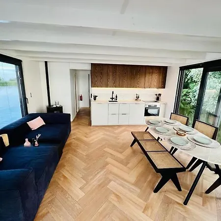 Houseboat 