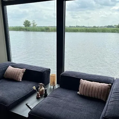 Houseboat 