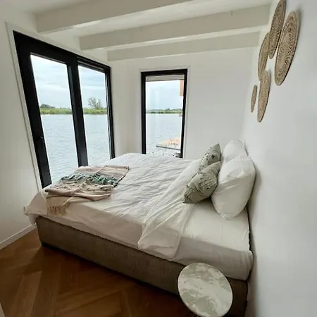 Houseboat 