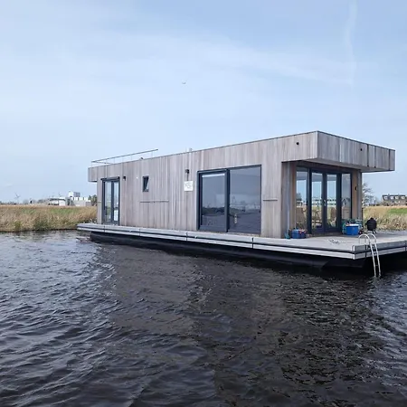 Houseboat 