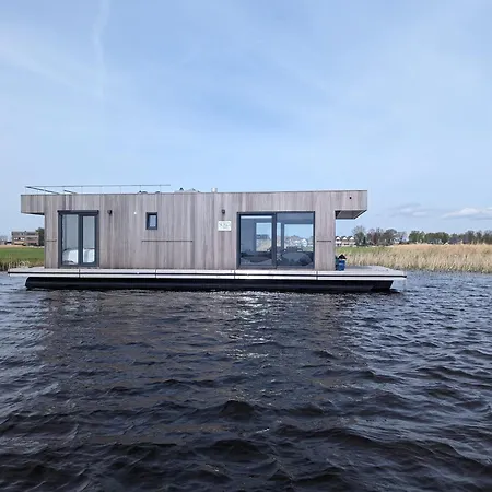 Houseboat 