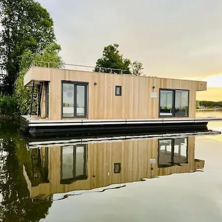 Houseboat 