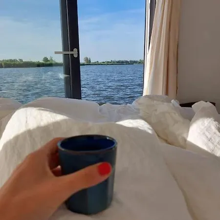Houseboat 
